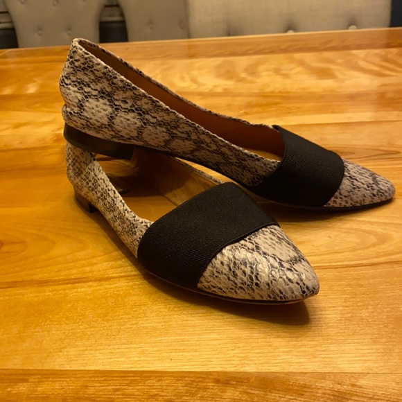 Halogen Snake Print Leather Point Toe Loafer Flats
Womens size 6.5M